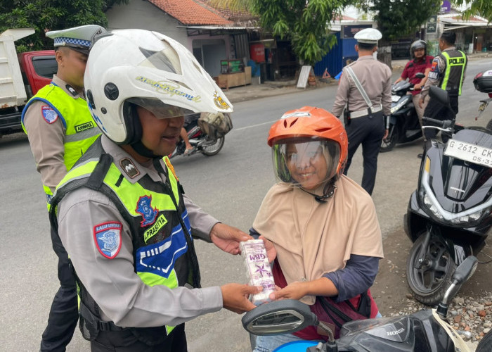 Unik! Polisi Bagikan Sebungkus Garam untuk Pengendara Tertib di Tegal, Operasi Patuh Candi 2026