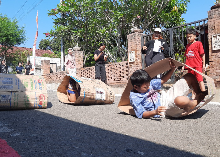 Lomba Trenggiling Kardus Warnai HUT RI ke-81 di Semarang, Aksi Bocah Hampir Masuk Selokan Bikin Suasana Pecah