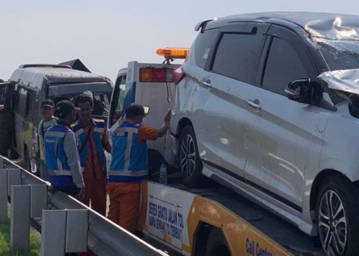 Suzuki Ertiga Oleng Tabrak Hino Elf di Ruas Jalan Tol Batang-Semarang, Kedua Kendaraan Terguling