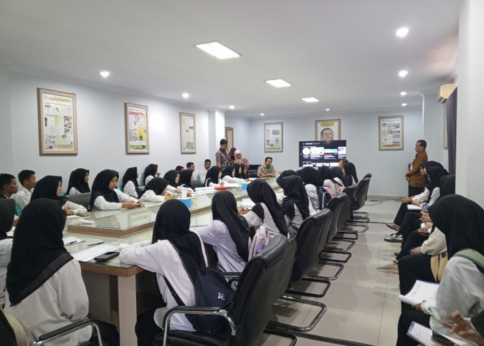 Giat Outingclass, SMKN 1 Dukuhturi Sambangi Redaksi Radar Tegal 