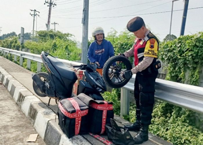 Personel Polres Pemalang Bantu Pasang Ban Motor Pemudik