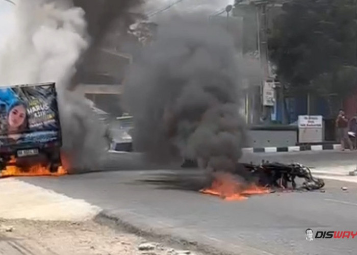 Keluar SPBU, Pick Up Tabrak Motor di Bener Purworejo, Kedua Kendaraan Sempat Terbakar