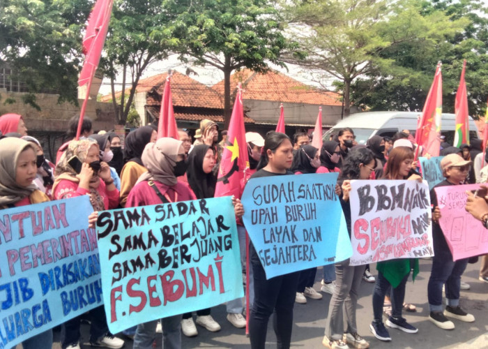 Tuntut Kesejahteraan, Ratusan Buruh Geruduk Gedung DPRD Kabupaten Brebes Perjuangkan Upah Layak-Stop PHK