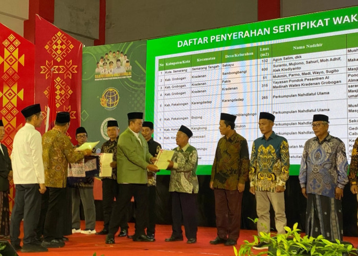 Menteri ATR/BPN Nusron Wahid Serahkan Tiga Sertifikat Tanah Wakaf kepada Warga Grobogan