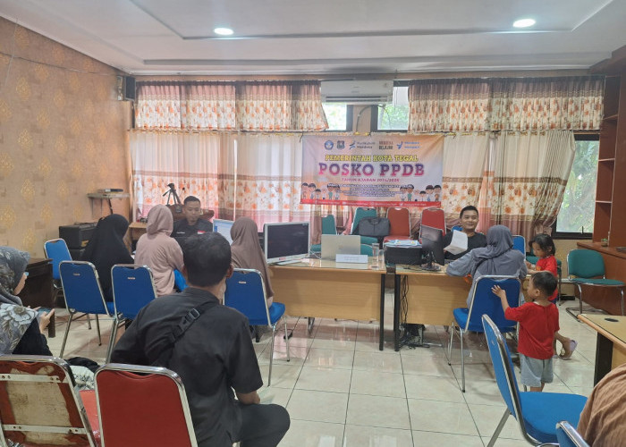 Puluhan Orang Tua dan Wali Murid di Kota Tegal Datangi Posko PPDB