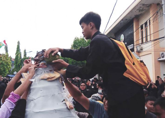 Ribuan Warga Blora Berebut Ratusan Gunungan Makanan saat Pawai Peringatan Jadi