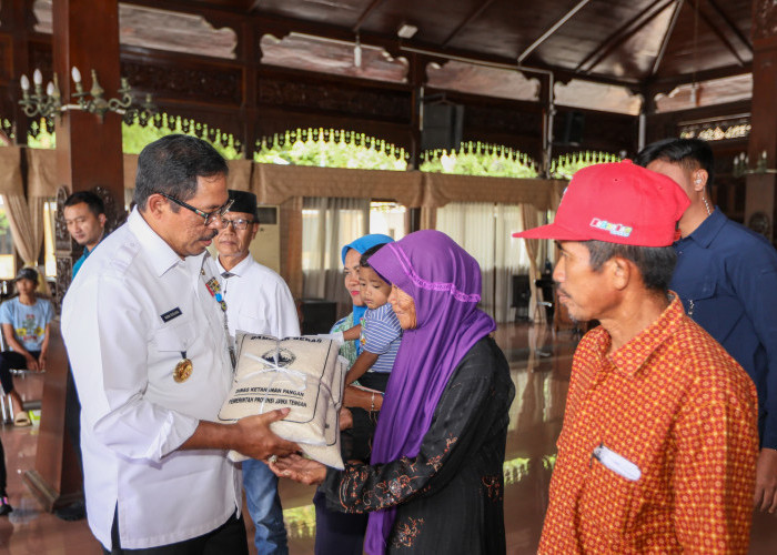 Pj Gubernur Jateng Nana Sudjana Salurkan Bantuan Penanganan Banjir Kudus Sebesar Rp382 Juta