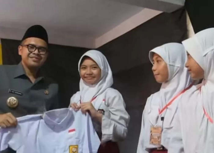 Tahun Kedua Faiz-Suyono, Siswa SD dan SMP Swasta Batang Ikut Dapat Seragam Gratis