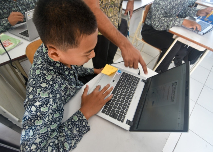 Tak sekadar memperoleh teori, mereka juga dipandu langsung petugas untuk mengisi Skrining Riwayat Kesehatan melalui website resmi BPJS Kesehatan. Skrining hanya dilakukan minimal sekali setahun dan dapat diikuti oleh seluruh peserta JKN, khususnya yang berumur kurang dari 15 tahun. (Achmad Fazeri/Disway Jateng)