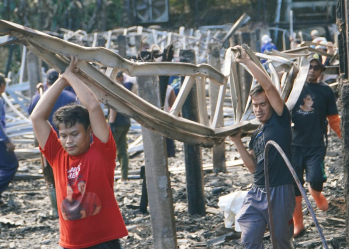 Warga Gotong Royong Paska Kebakaran Kandang Ayam di Pemalang