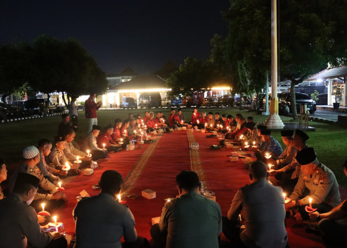 Kartu Pers Dikumpulkan, Lilin Dinyalakan, Wartawan Kendal Doakan 5 Jurnalis Hilang di Anak Krakatau