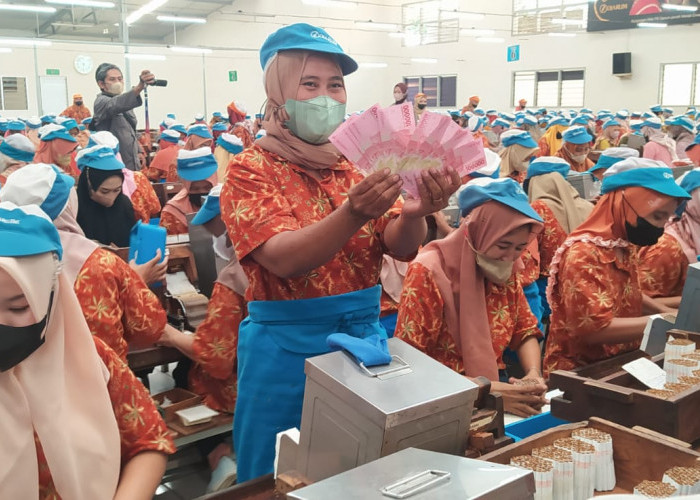 Ribuan Buruh Rokok di Kudus Kecewa, Pencairan BLT Molor Pertengah Tahun 2026