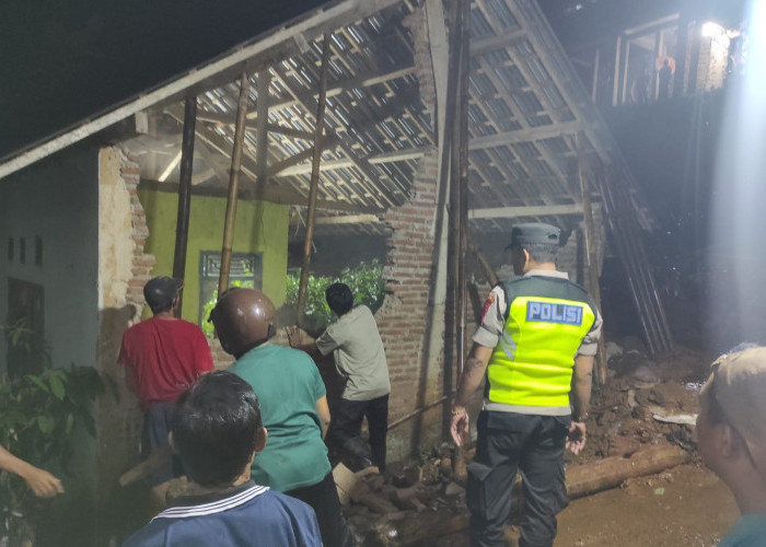 Tebing di Paninggaran Pekalongan Longsor Robohkan Dapur Rumah Warga, Penghuni Diungsikan