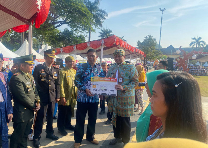 Peringatan Hardiknas 2025, Pemkab Jepara Obral Beasiswa ke Pelajar Berprestasi 