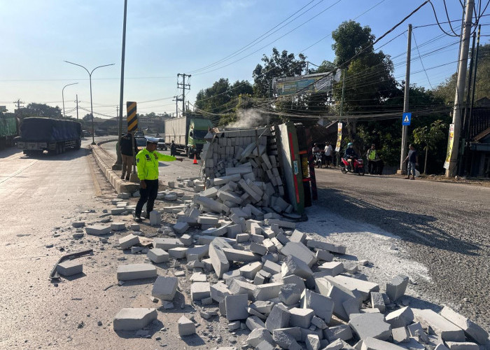 Tabrak 3 Kendaraan, Truk Hino Terguling di Pantura Plelen Batang, Empat Korban Alami Luka-luka