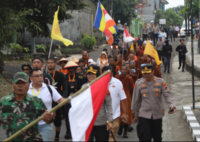 Kapolres Semarang Jalan Kaki Kawal Perjalanan 36 Bhiksu Thudong 