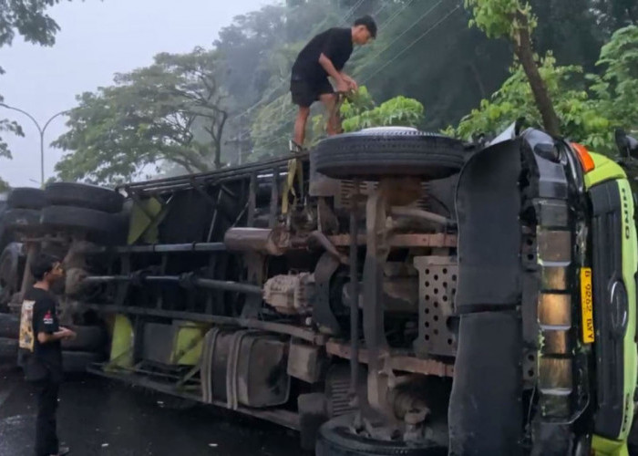 Truk Tak Kuat Nanjak di Ngaliyan, Mundur dan Terguling, Lalin ke BSB Dialihkan