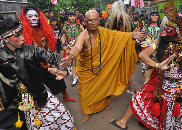 Bhante Abul Manan Damaikan Reog Singo Pangestu saat Sambut Iringan Kirab Budaya Nyadran Kali Kandri Semarang