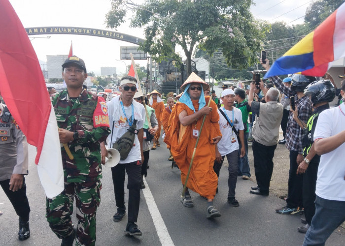 Tiba di Vihara Vajra Bumi Dharma Vidya Salatiga, 17 Biksu Thudong Disambut Taburan Bunga dan Pindapata