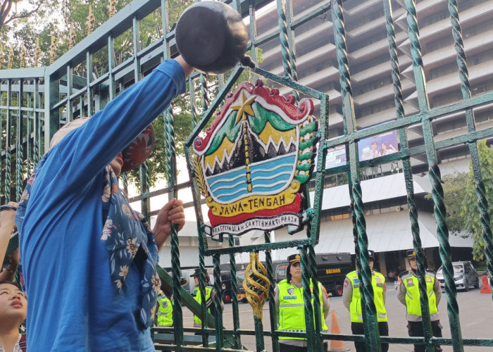 Massa Demo Kerusakan Lingkungan di Jawa Tengah Gelar Ruwatan di Depan Kantor Gubernur 