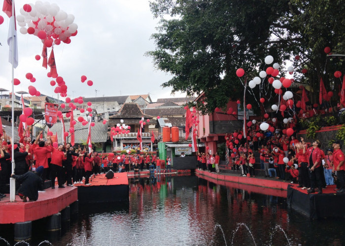 Milad ke-52 PDI-P, DPC Salatiga Lepas Balon Berhadiah 2 Juta dan Serhakan Bantuan Bedah Rumah