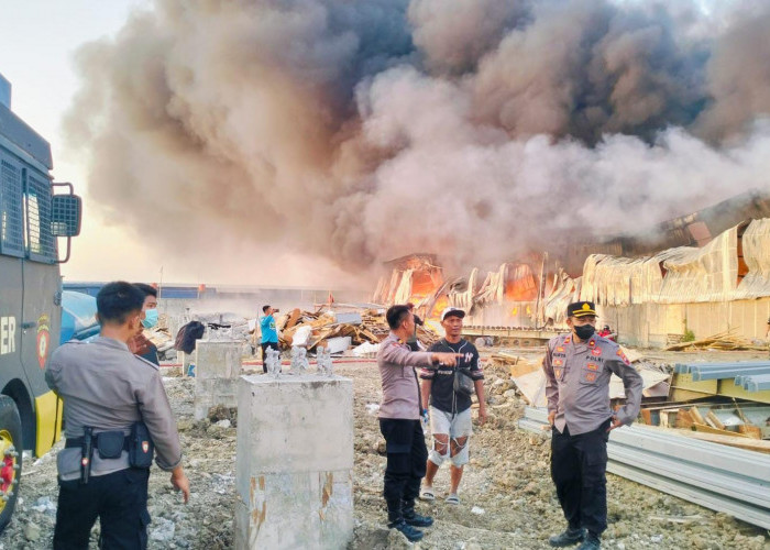 Gudang Limbah Non-B3 di Brebes Kebakaran, Ratusan Petugas Dikerahkan
