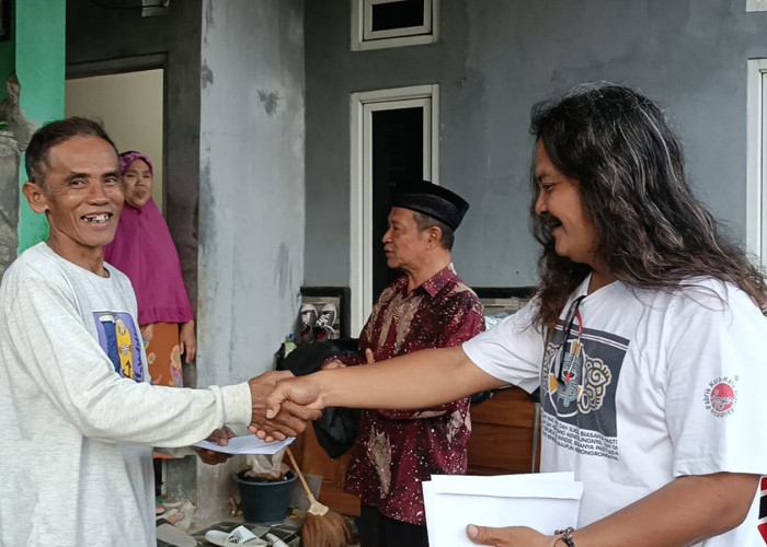 Warga Jatinegara Tegal Ramai-ramai Patungan untuk THR Korban Tanah Bergerak Padasari