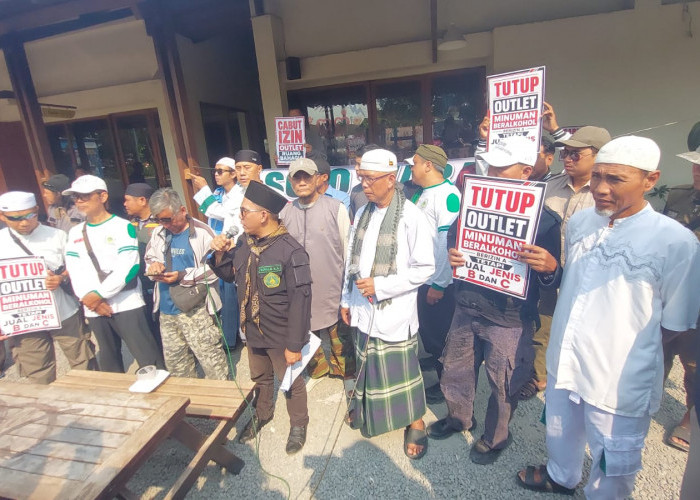 Massa Desak Pemkot Solo Tegas Berantas Miras Ilegal, Segel Simbolis Outlet Ruang Bahagia 