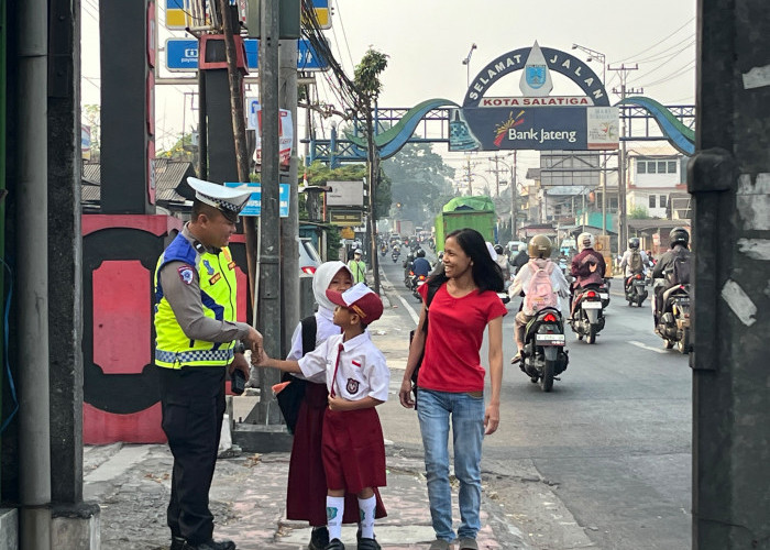 Polisi Sahabat Anak Polres Salatiga: Tos Tangan Kecil Itu Disambut Hangat AIPDA Agus Wahib