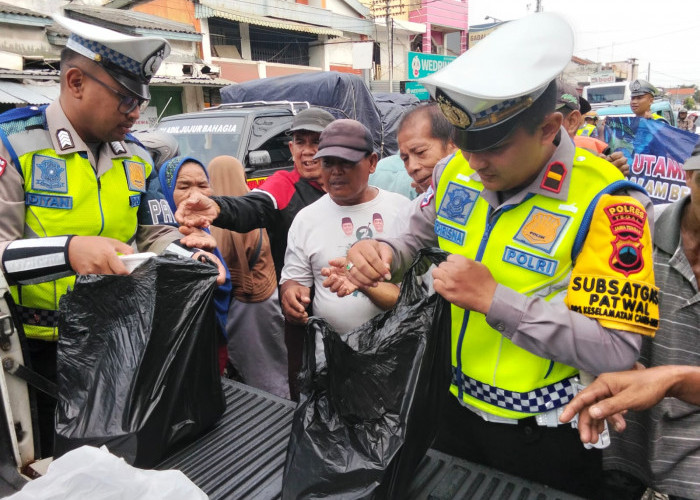 Satlantas Polres Tegal Bagikan Ratusan Ponggol, Serukan Edukasi Pasar Banjaran