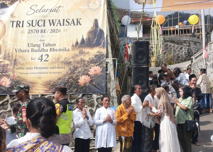 Gema Toleransi di Punggung Gunung Merbabu, Umat Buddhis Terima Ucapan Selamat Rayakan Waisak dari Lintas Iman