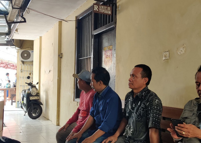 Ratusan Warga Desa Wuled Adukan Kadesnya ke Polres Pekalongan Kota