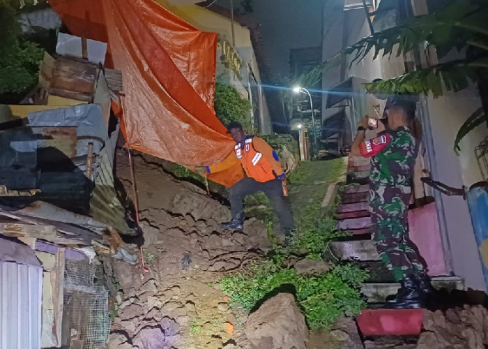 Longsor Talud Sungai di Banyumanik Semarang, Satu Rumah Rusak dan Kerugian Capai Rp200 Juta