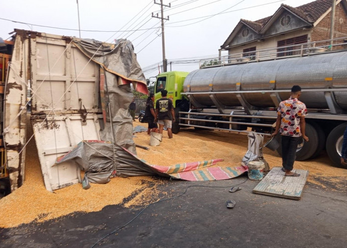 Truk Tronton Terbalik di Flyover Ganefo, Muatan Jagung Tumpah Bikin Jalan Macet