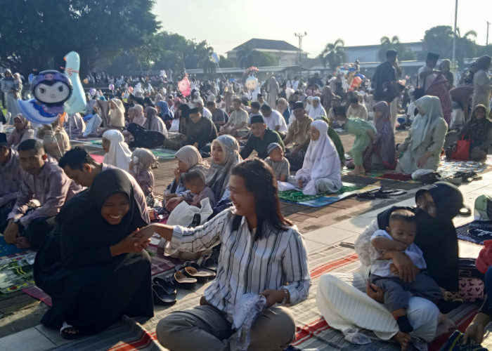 Khidmatnya Salat Idul Fitri di Alun-alun Batang, Bupati Faiz Tegaskan Tidak Ada Open House