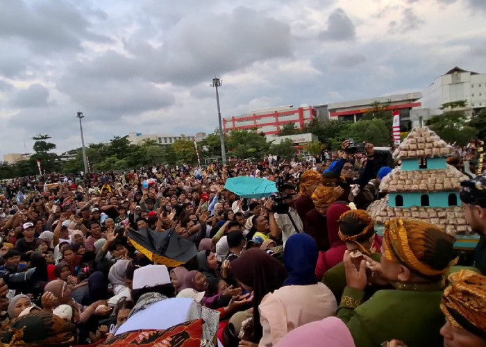 Ratusan Warga Berebut 7.000 Kue Ganjel Rel, Tradisi Semarang Sambut Ramadan 