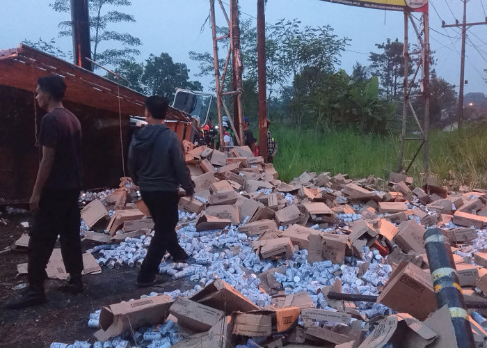 Rem Blong di Turunan Kopeng-Salatiga, Truk Muatan 8 Ton Susu Kaleng Terjungkal di JLS, Sopir Terjepit