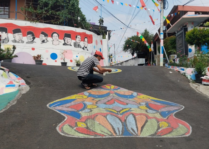 Semarak HUT RI ke-81, Kampung Wonodri Kopen Barat Pamer Mural Presiden dan Tokoh Wayang