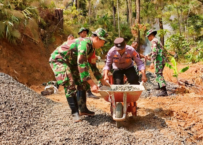 TNI-Polri dan Warga Kompak Mengaspal Jalan di Kabupaten Pemalang 