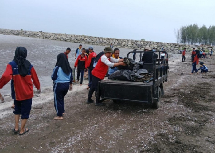 Warga SMK Negeri 2 Adiwerna Kabupaten Tegal Bersihkan Pantai Larangan 