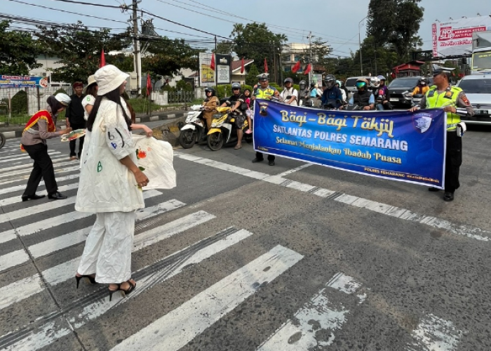 Model Bayu Ramli Peragakan Busana di Zebra Cross 'Nyambi' Bagikan Takjil