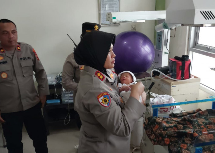 Kapolres Pekalongan Kota Beri Nama Arya pada Bayi yang Ditemukan di Terminal  