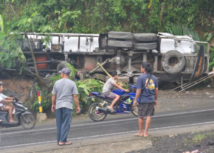 Truk Tronton Terguling di Jalan Magelang–Purworejo, Tidak Ada Korban Jiwa