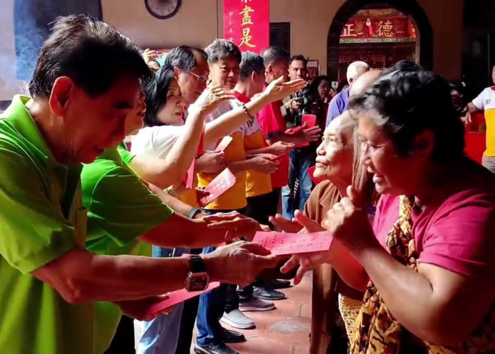 Bentuk Berbakti Kepada Orang Tua, Ribuan Lansia Antre Terima Angpao Imlek di Klenteng Tay Kak Sie Semarang