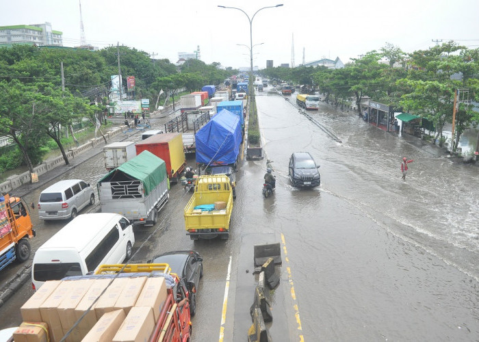 Banjir Kaligawe Tinggi, Berdampak Kemacatan Hingga 6 Kilometer