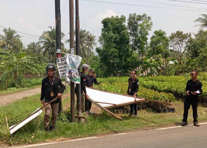 Melanggar, Panwascam Kemiri Tertibkan Ratusan Alat Peraga Kampanye