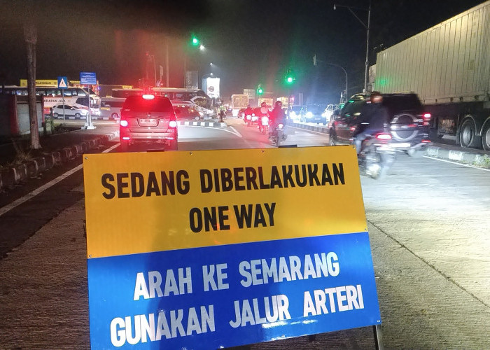 Buntut One Way Lokal Diperpanjang, Exit Tol Hingga Terminal Tingkir Salatiga Macet Parah