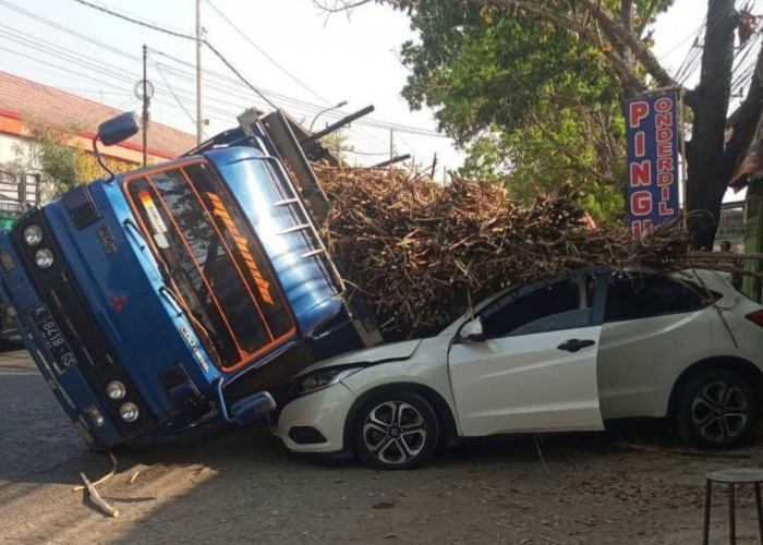 Diduga Pecah Ban, Truk Pengangkut Tebu Ambruk Menimpa Mobil di Wedarijaksa Pati