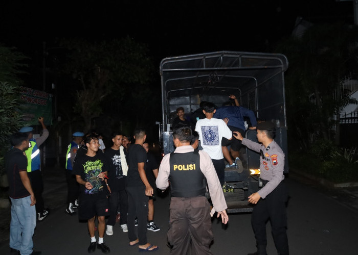 Tak Terdaftar Saat Datang ke Manahan, Ratusan Suporter Persik Kediri Dipulangkan