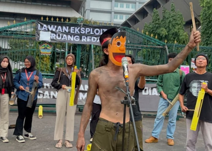 Jurnalis Semarang Desak Prabowo Minta Maaf soal 'Londo Ireng', Aksi Teatrikal Warnai Protes Kebebasan Pers